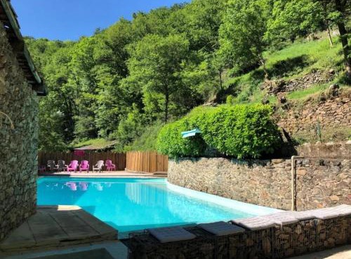 ZEcamping 3 étoiles avec piscine bar et restaurant en bord de ruisseau