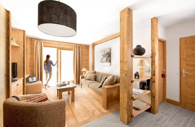 150m from resort center, fitness, swimming pool, sauna, hammam, balcony, tv, 112m², Tignes