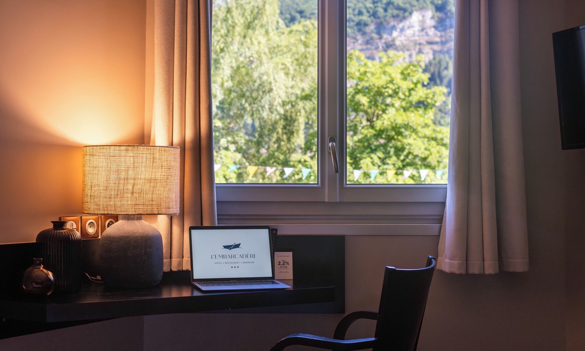 Nantua Hotel | Logis Hotel L'Embarcadère