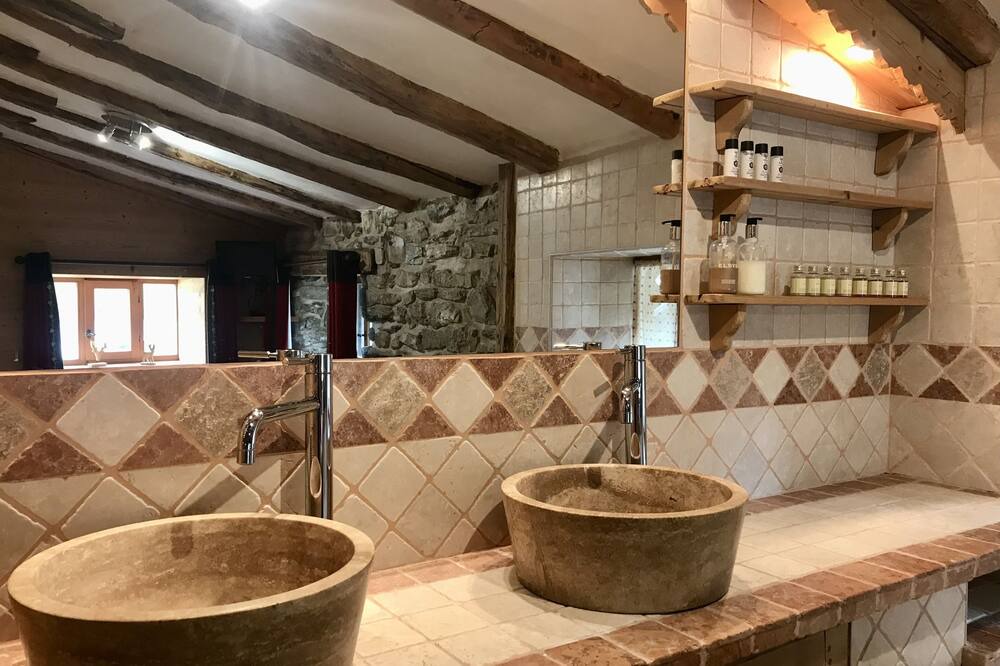 Photo of Bathroom in Le Villaret du Nial