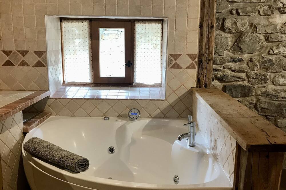 Photo of Bathroom in Le Villaret du Nial
