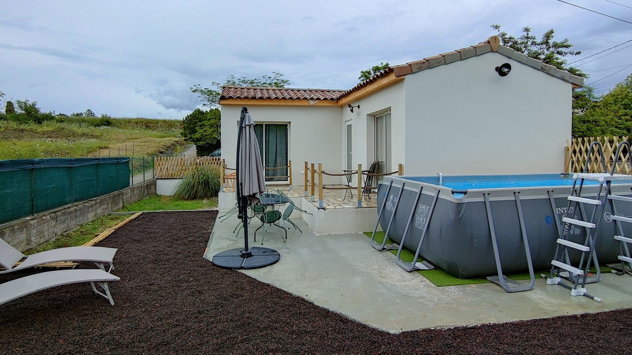 Photo of Outdoor in Saint-Etienne-de-Fontbellon
