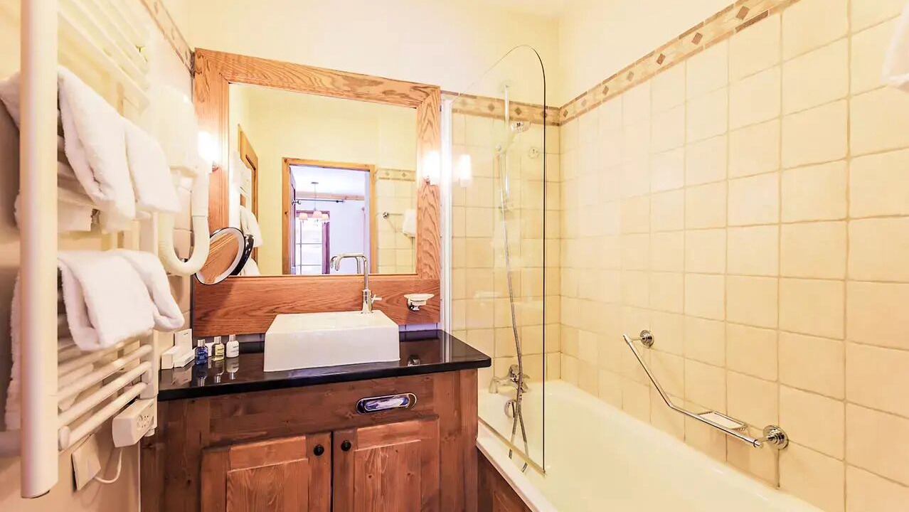 Photo of Bathroom in Arc-1950