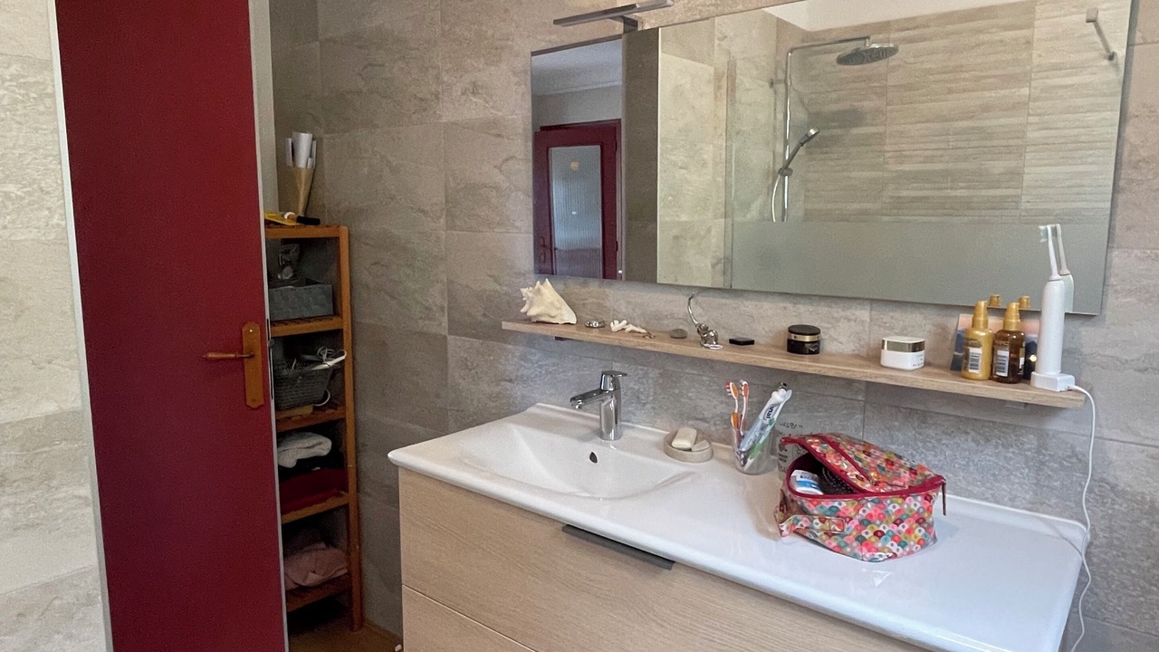 Photo of Bathroom in Pragondran