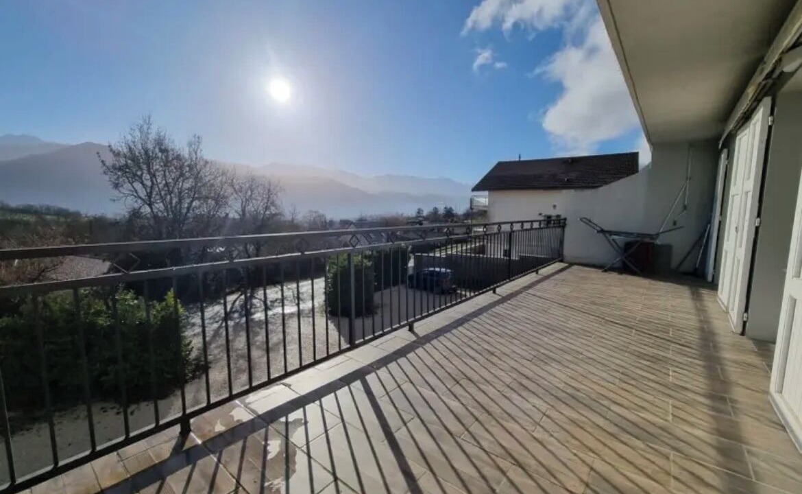 Photo of Patio Balcony in Saint-Vincent-de-Mercuze