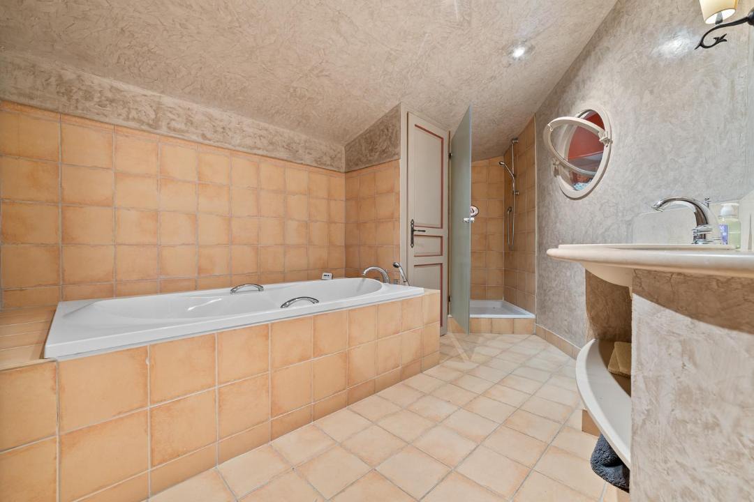 Photo of Bathroom in Ailhon