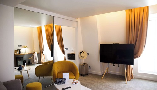 Suite, 1 King Bed, Non Smoking, Courtyard View (Living Room)