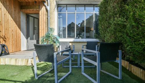 One-Bedroom Apartment with Garden View