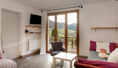 Two-Bedroom Apartment with Mountain View