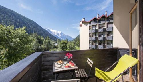 Apartment with Mountain View