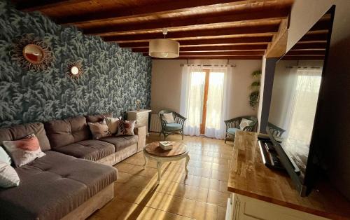 Courzieu House | GITE LES GOUTTES 4 chambres 4 SDB
