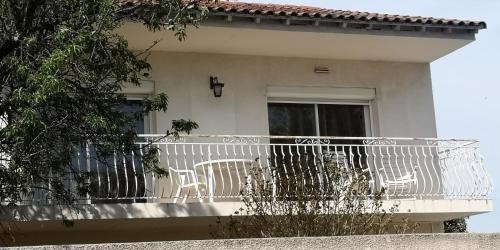 Marguerittes Apartment | Appartement dans villa avec jardin et piscine privée 4 personnes