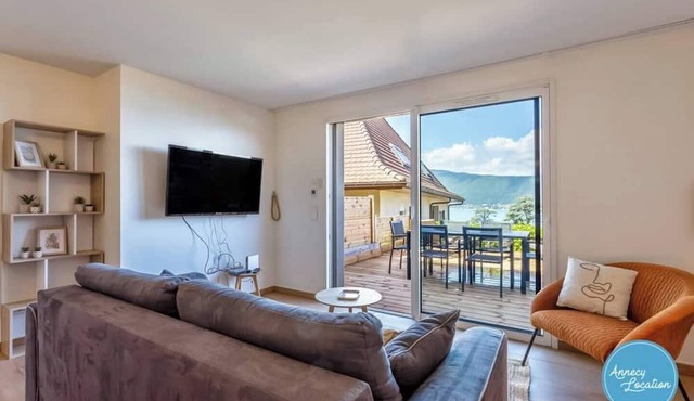Apartment with 180° Lake & Mountain Views
