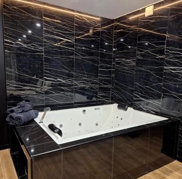 007 Loveroom Secrète Jacuzzi privé Cinéma 4K
